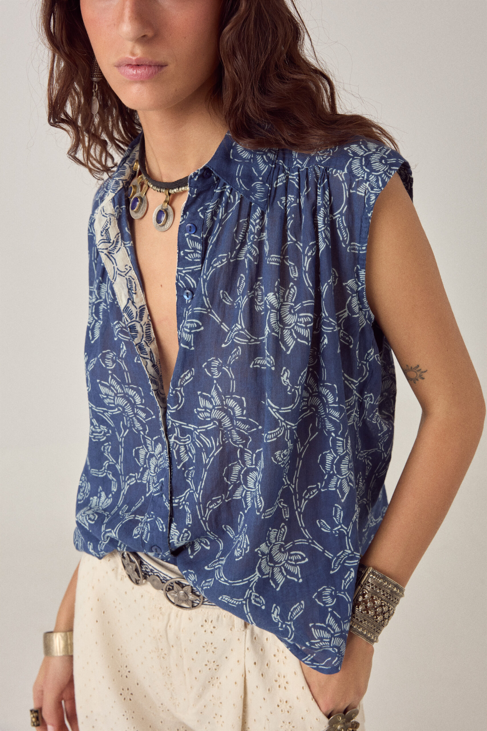 MAISON HOTEL - E-COMM SS26 - DAY2_019_MINA INDIGO_THEODORE SHELL_CRIOLLO SALITRE_KRISHNA NERO_2732