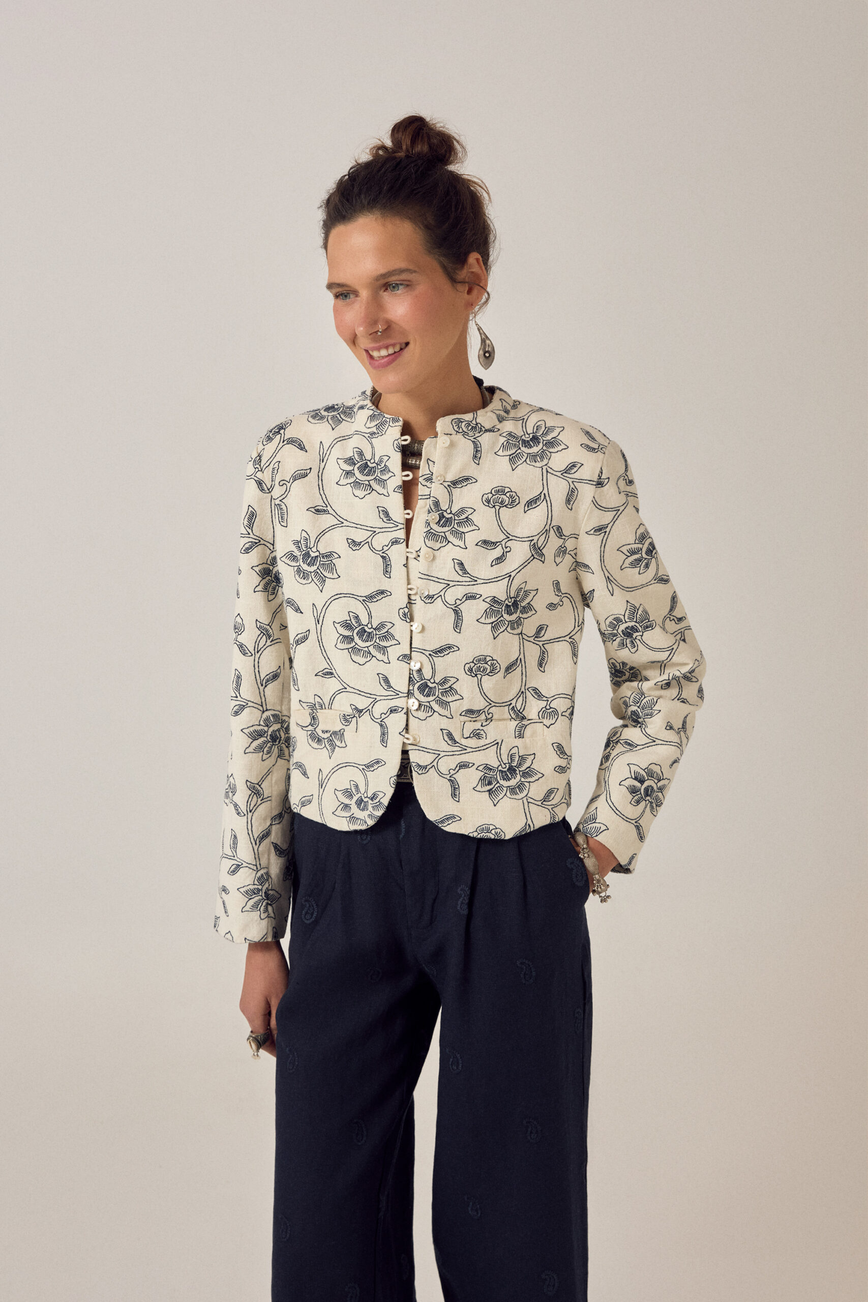 MAISON HOTEL - E-COMM SS26 - DAY6_006_MASAKO WHITE FUJI_OTTO NIGHT BLUE_CRIOLLO SALITRE_GIULIETTA NERO_0750